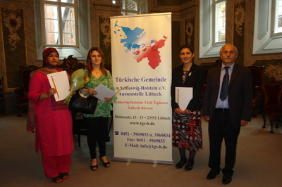 von links 1. Ammara Sarfraz Cheema(Pakistan), 2. Ewar Abdulkarim Khalid(Irak), 3. Nazlı Kul (Türkei), Dr. Cebel Küçükkaraca